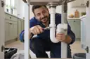 Lavabo altındaki gider borusunu onaran tesisatçı